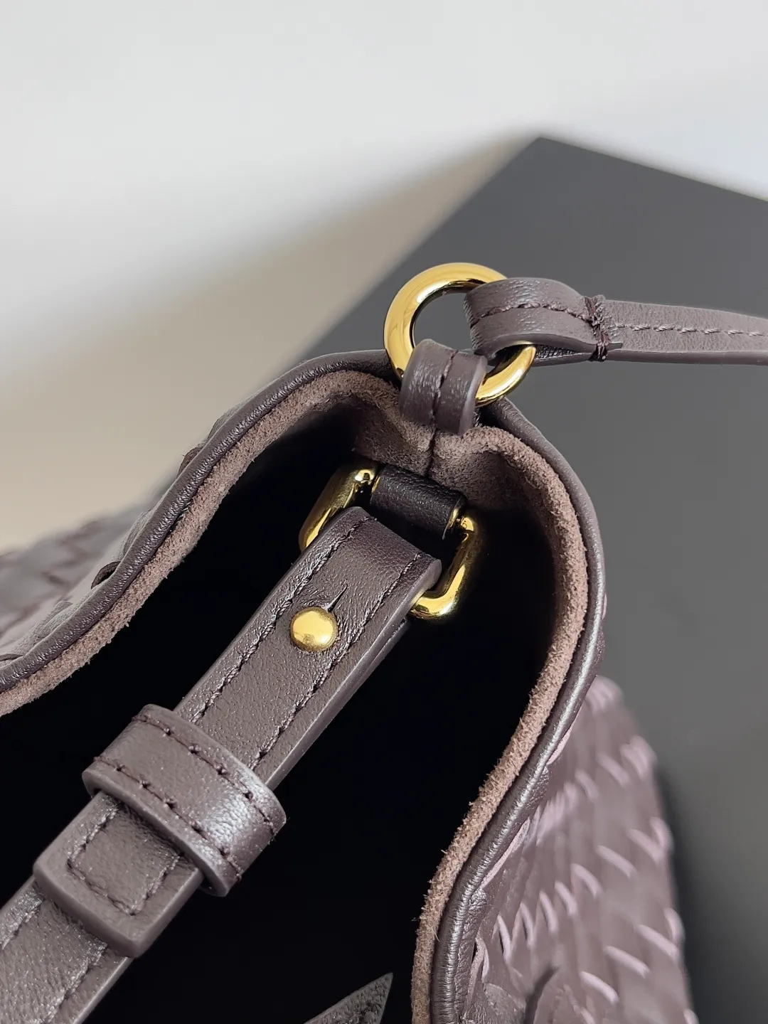 Batch 1660 BOTTEGA VENETA 2025 new product pinacoteca has super soft leather, and the weaving function, practicality and relaxed fashion sense have not fallen behind❤️‍🔥Amway has given sisters a must-have bag when going out. The size of the bag also accurately meets the commuting needs of urban beauties. It can accommodate mobile phones, keys, lipstick, powder, sunscreen, shopping bags...all of it! ! ! 🔥The capacity should not be underestimated~ It does not choose people, clothes, or occasions. With its majestic curved outline, exquisite woven texture, delicate edges and rounded handles, this woven vegetable basket bag truly achieves the goal of "dressing up and being fashionable without getting in the way"~ Are you interested in Jimei? Style number: 819004 Size: 24*15*12cm
